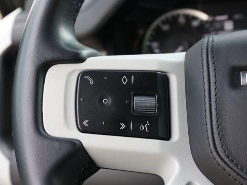 Used 2023 Land Rover Defender 90 SE image 36
