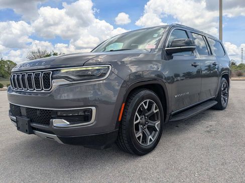 Used 2024 Jeep Wagoneer L Series III w/ Flexible Seating Group AWD/4WD image 9