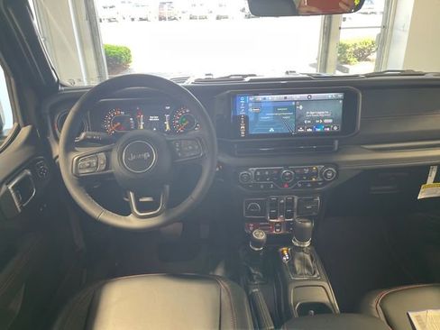 Used 2025 Jeep Gladiator Rubicon AWD/4WD image 17