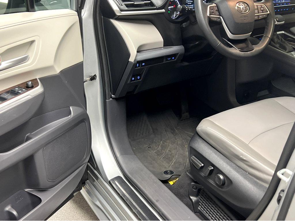 Used 2022 Toyota Sienna XLE AWD/4WD image 8