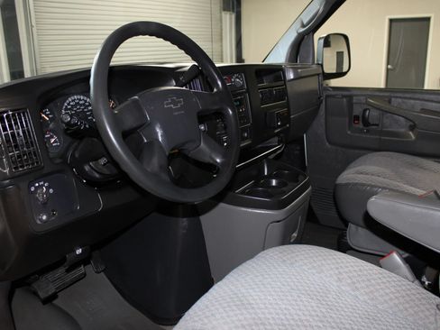 Used 2005 Chevrolet Express 3500 Extended Passenger w/ LS Preferred Equipment Group RWD image 17
