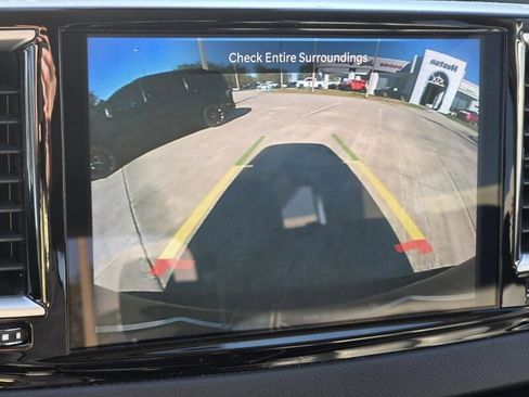 Used 2024 Chrysler Pacifica Touring-L image 22