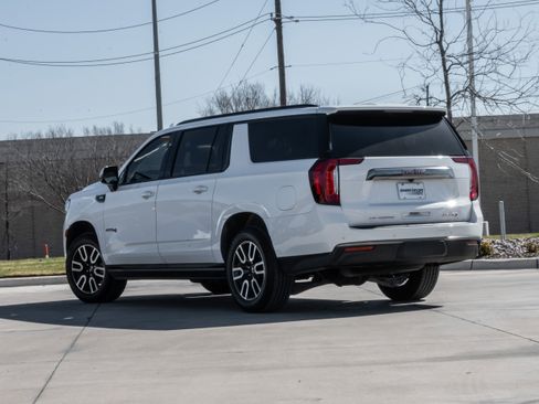 Used 2022 GMC Yukon XL AT4 image 3