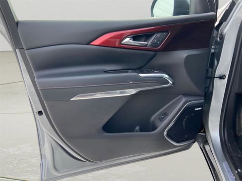 Used 2025 Chevrolet Traverse RS image 29