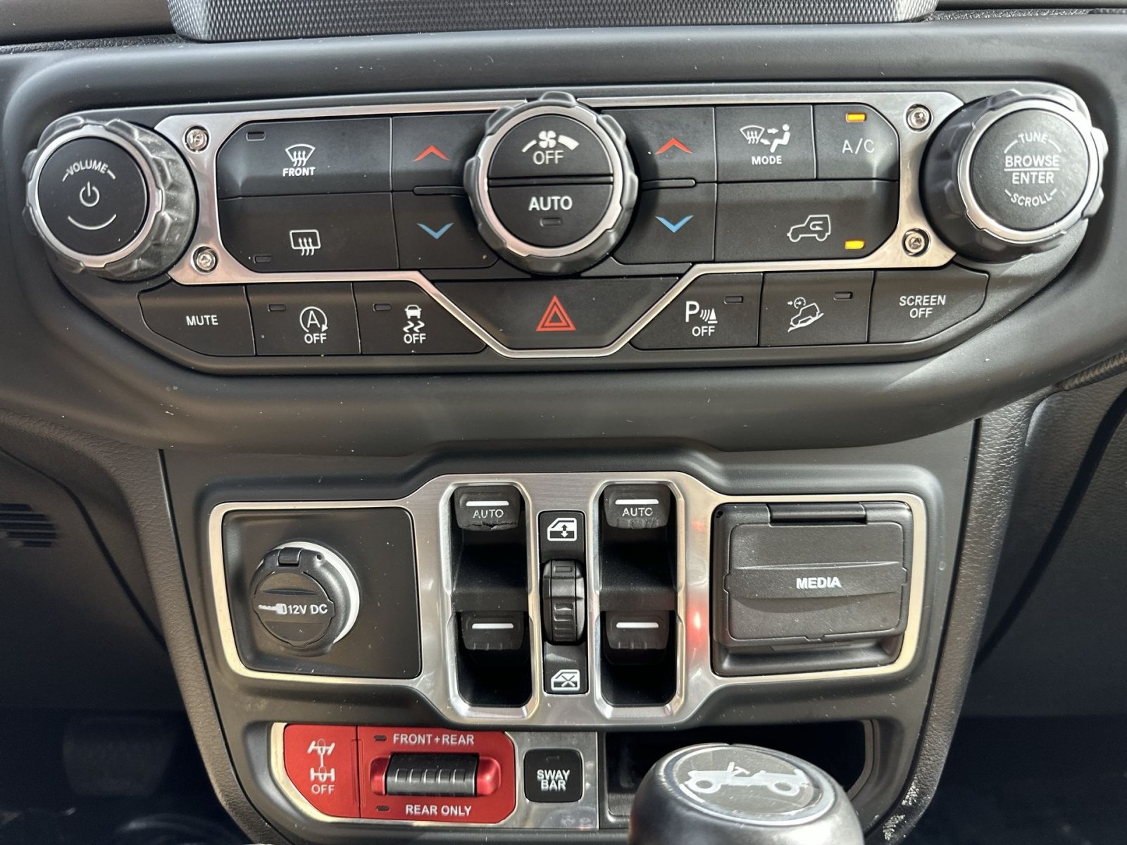 Used 2018 Jeep Wrangler Unlimited Rubicon w/ Dual Top Group AWD/4WD image 22