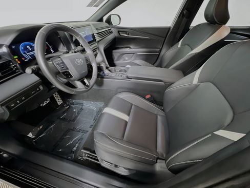 Used 2025 Toyota Camry SE image 15