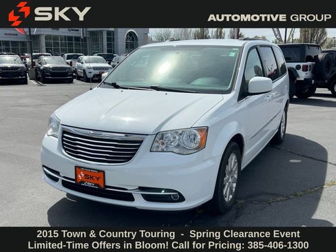 Used 2015 Chrysler Town & Country Touring image 2