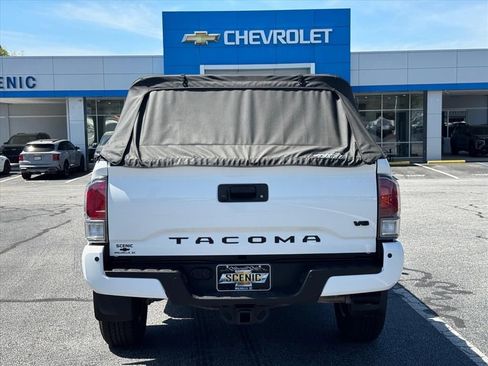 Used 2021 Toyota Tacoma TRD Off-Road w/ Technology Package AWD/4WD image 4