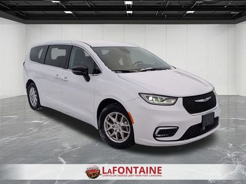 Used 2024 Chrysler Pacifica Touring-L image 7