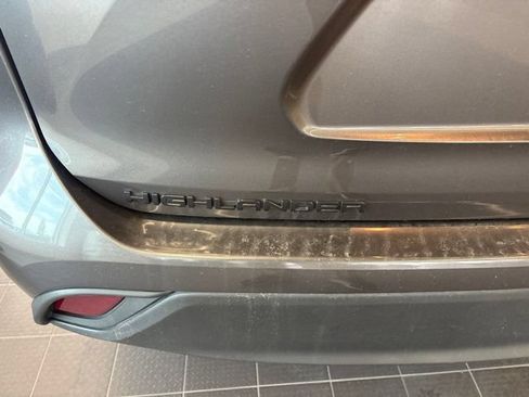 Used 2024 Toyota Highlander XLE AWD/4WD image 30