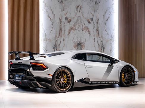 Used 2018 Lamborghini Huracan Performante AWD/4WD image 4