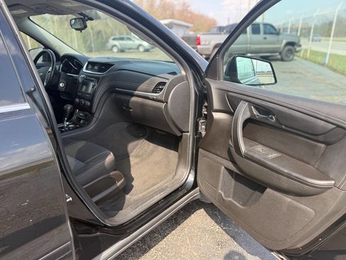 Used 2017 Chevrolet Traverse LT image 11