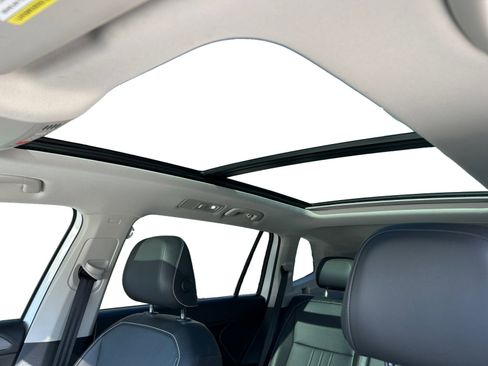Certified 2022 Volkswagen Tiguan SE w/ Panoramic Sunroof Package image 6