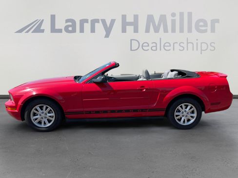 Used 2008 Ford Mustang Convertible RWD image 2