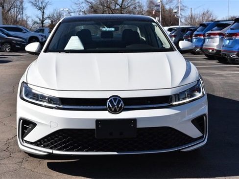 Used 2025 Volkswagen Jetta SE w/ Sunroof Package image 4