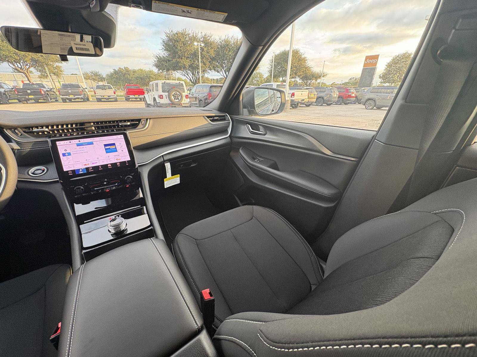 New 2027 Jeep Grand Cherokee Laredo X RWD image 21