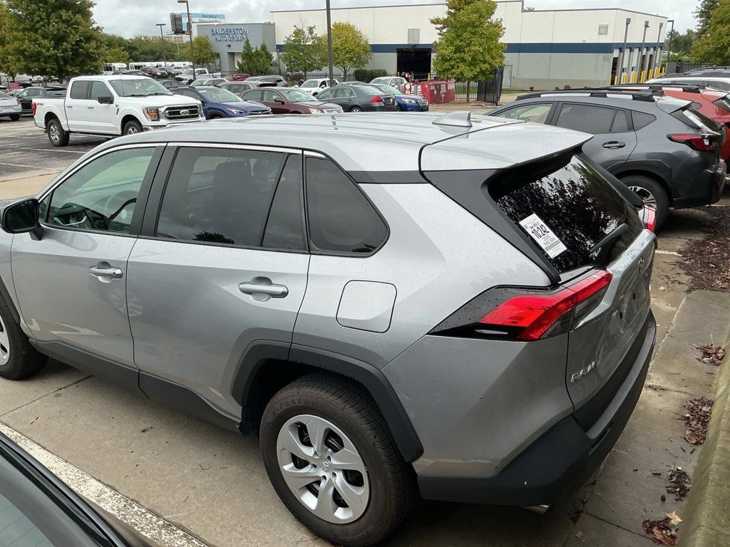 Used 2025 Toyota RAV4 LE AWD/4WD image 5