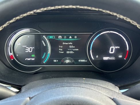 Used 2022 Kia Niro EX image 25