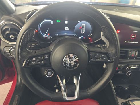 Used 2024 Alfa Romeo Giulia Veloce image 11