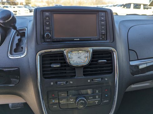 Used 2013 Chrysler Town & Country Touring image 18