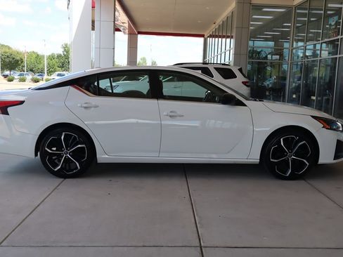 Used 2024 Nissan Altima 2.5 SR FWD image 10