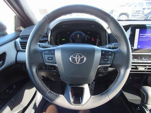 Used 2025 Toyota Camry SE w/ Convenience Package image 14