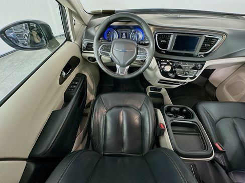 Used 2019 Chrysler Pacifica Touring-L FWD image 9