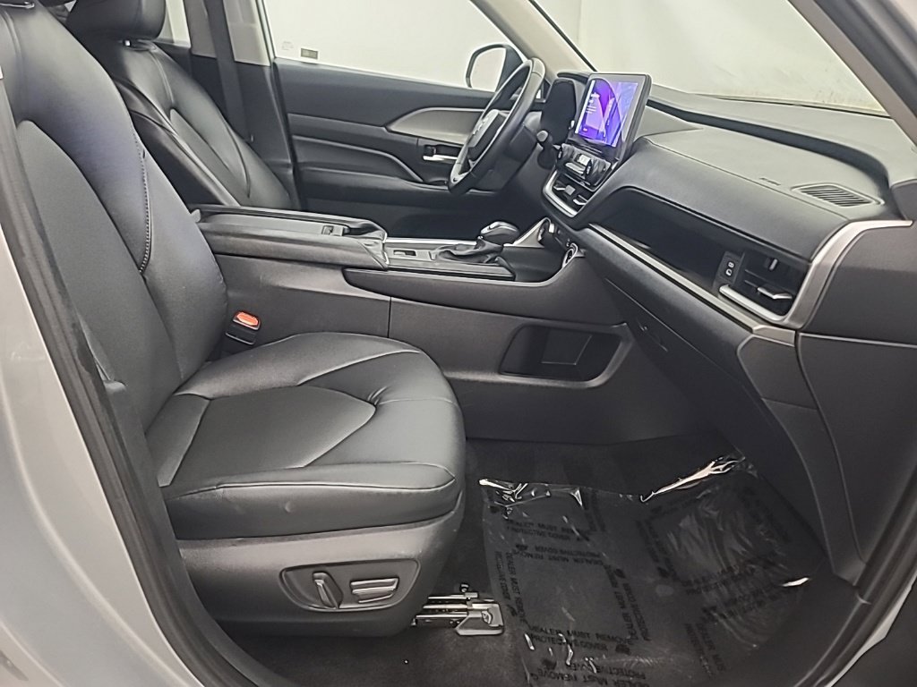 Used 2025 Toyota Grand Highlander AWD image 16