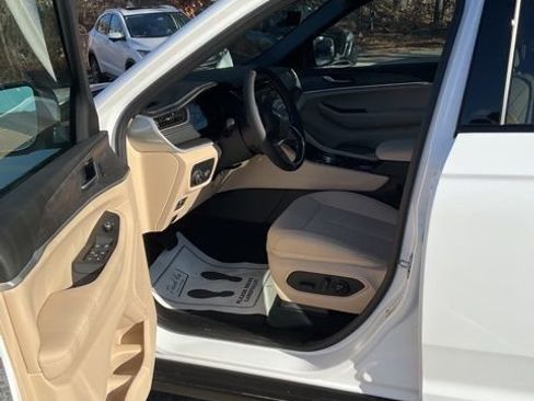 Used 2025 Jeep Grand Cherokee Limited image 10