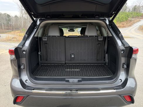 Used 2023 Toyota Highlander Limited image 18