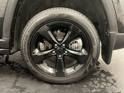 Used 2024 Jeep Grand Cherokee Limited w/ Luxury Tech Group II image 26