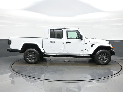 New 2026 Jeep Gladiator Sport AWD/4WD image 10