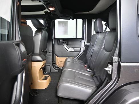 Used 2014 Jeep Wrangler Unlimited Sahara w/ Connectivity Group AWD/4WD image 17