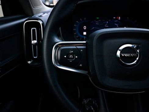 Used 2025 Volvo XC40 B5 Plus image 19