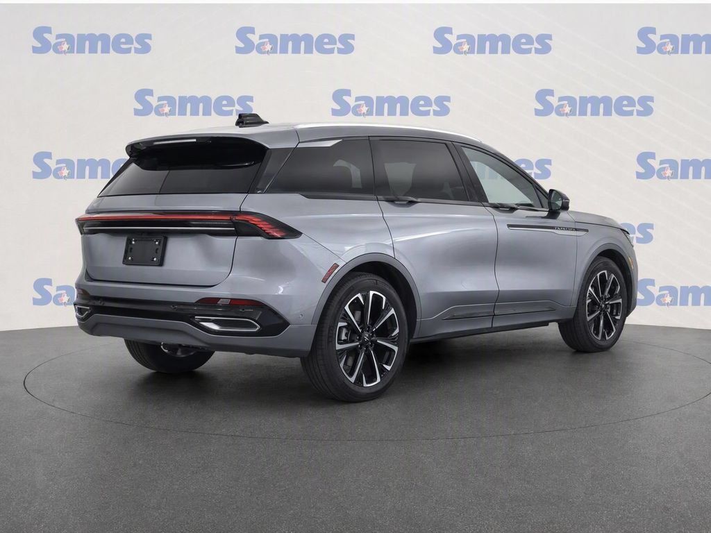 Used 2025 Lincoln Nautilus Reserve AWD/4WD image 3
