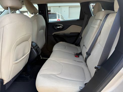 Used 2015 Jeep Cherokee Latitude w/ Comfort/Convenience Group FWD image 21