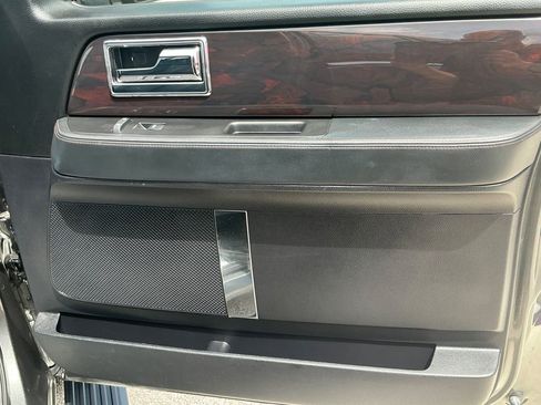 Used 2017 Lincoln Navigator Reserve image 32