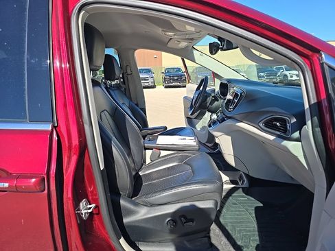 Used 2017 Chrysler Pacifica Touring-L Plus w/ Tire & Wheel Group FWD image 21