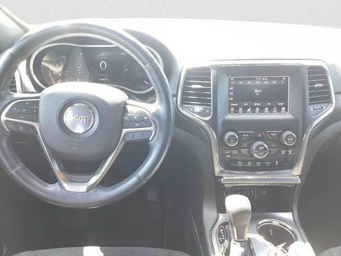 Used 2018 Jeep Grand Cherokee Laredo AWD/4WD image 9