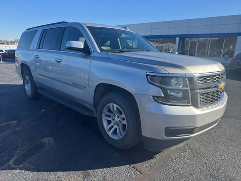 Used 2019 Chevrolet Suburban LT image 3