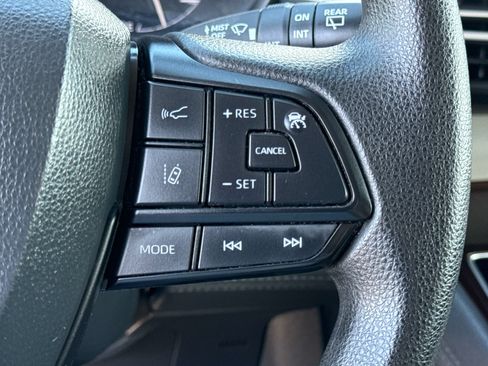 Used 2024 Toyota Sienna LE FWD image 24