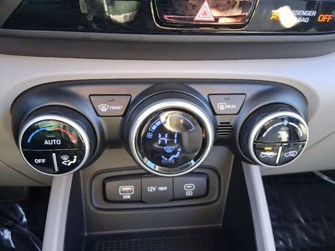 Used 2025 Hyundai Venue SEL image 27