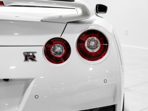 Used 2021 Nissan GT-R Premium image 39