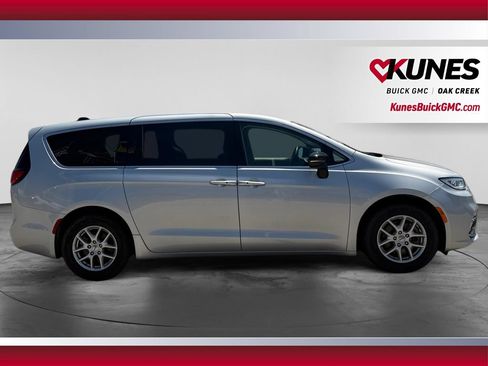 Used 2024 Chrysler Pacifica Touring-L FWD image 12