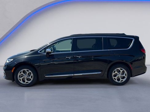 Used 2023 Chrysler Pacifica Limited FWD image 3