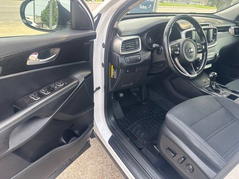 Used 2018 Kia Sorento FWD image 11