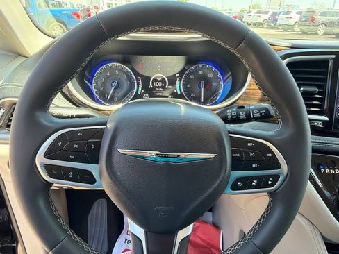 Used 2023 Chrysler Pacifica Limited FWD image 26