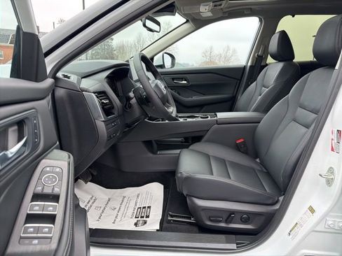 Used 2025 Nissan Rogue SL w/ SL Premium Package image 13