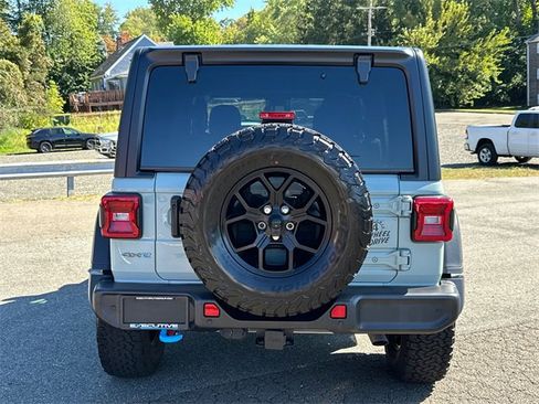 Used 2024 Jeep Wrangler Unlimited image 3