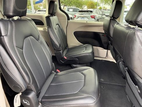 Used 2024 Chrysler Pacifica Touring-L FWD image 29